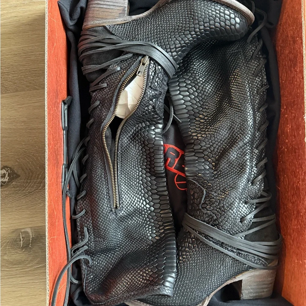 Freebird Coal black Snake - Picture 1 of 9